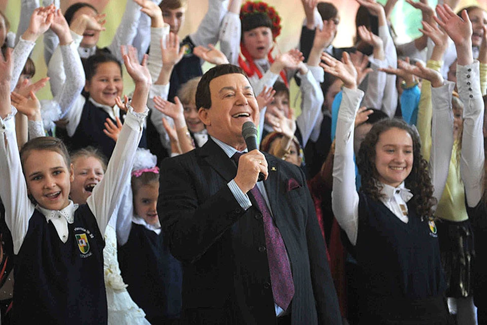 Октябрь 2014 года, Кобзон выступает с хором луганских школьников.