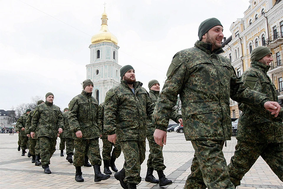 Родители солдат подразделений "Айдар" и "Азов" предложили Порошенко создать батальон "Мажор", куда собрать всех именитых украинцев, чтобы они показали свою удаль на Донбассе.
