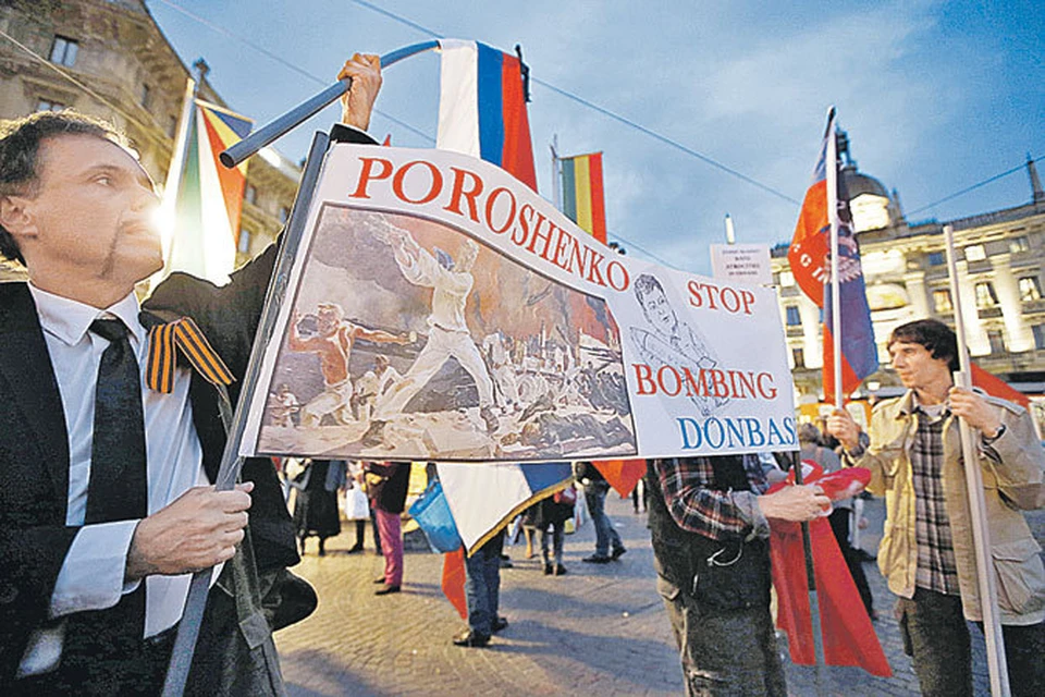 Простые европейцы быстрее своих политиков поняли, что те натворили. По всей Европе прокатились демонстрации протеста против бомбежек Донбасса.