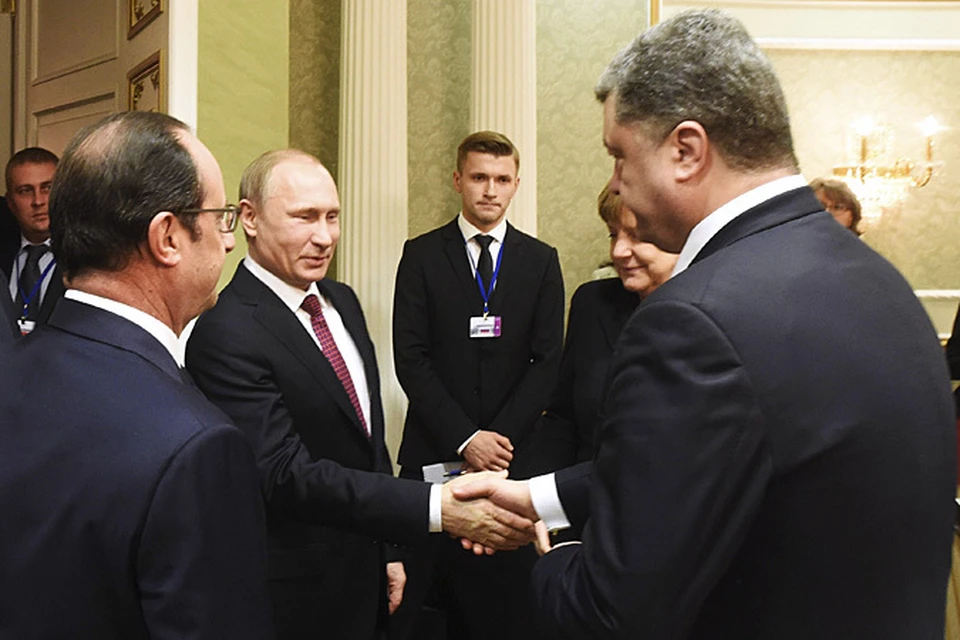 В интернете тут же появились комментарии: Путин вытер руки после рукопожатия с Порошенко!
