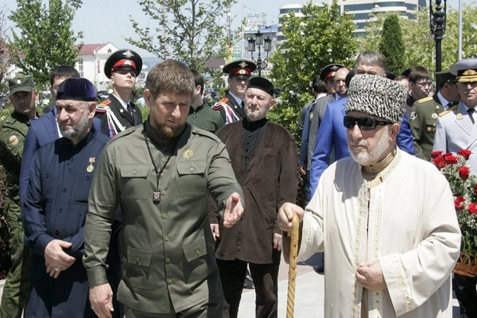 Рамзан Кадыров и ветеран. ФОТО: Rianovosti