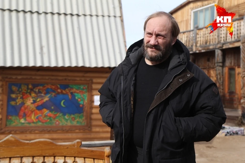 Евгений Сидихин на 8 марта сделал в подарок своим дочкам и жене открытку на льду Байкала