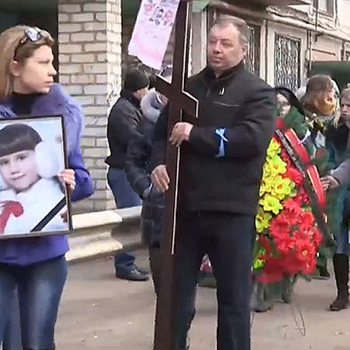 В Константиновке простились с девочкой, погибшей из-за пьяных украинских  солдат - KP.RU