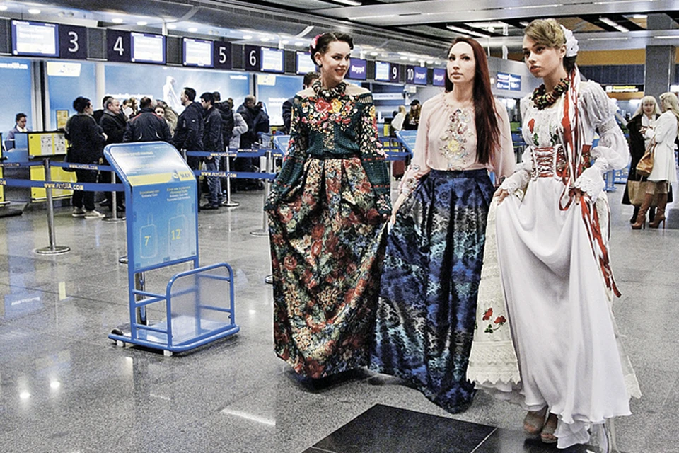 Эти гарные украинские дивчины российских мужчин в аэропортах незалежной явно не ждут… Фото: Сергей ПОНОМАРЕВ