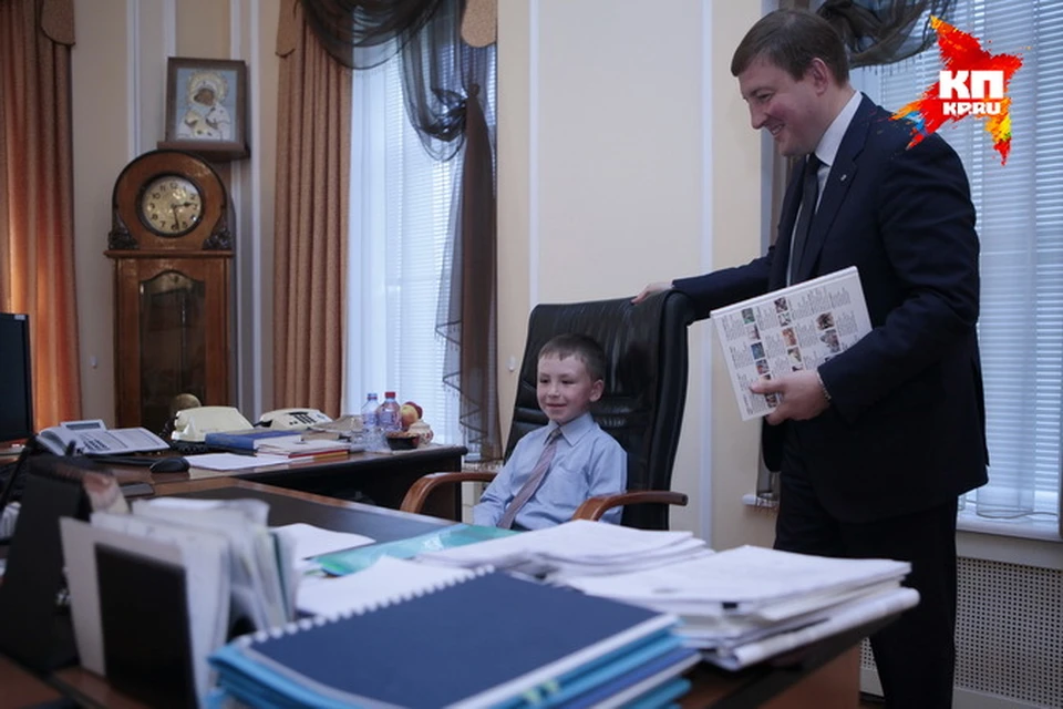 Все победители прошлого конкурса попали на экскурсию в кабинет главы региона и посидели в губернаторском кресле.
