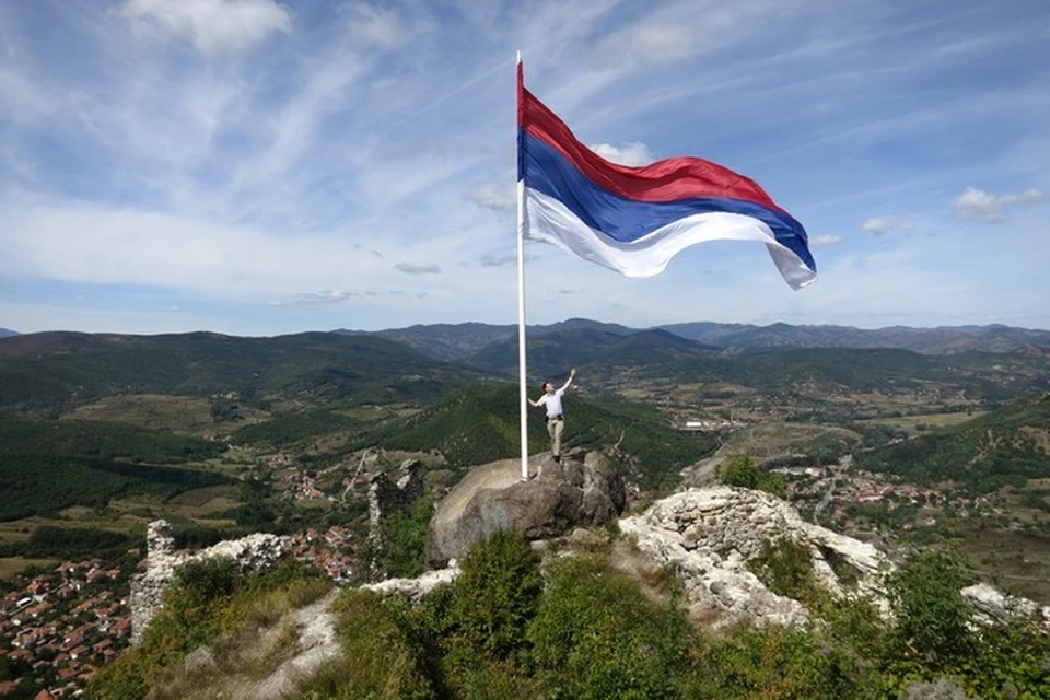 Флаг, подаренный косовским сербам болельщиками Црвены Звезды - венчает нависающую над Митровицей крепость Звечан.