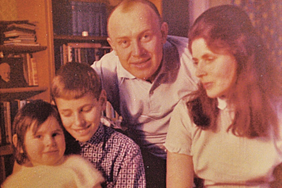 Конец 60-х - вся семья в сборе: Иннокентий Михайлович, его жена Суламифь Михайловна, сын Филипп и дочь Маша.