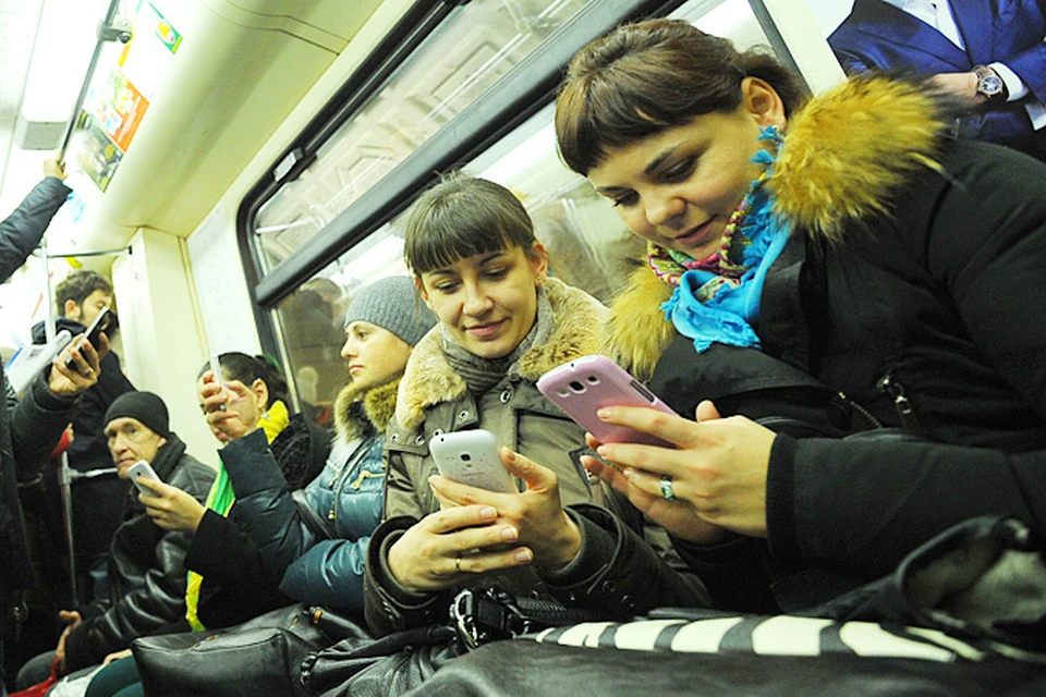 Метро через телефон. Люди с телефонами в метро. Человек сидит в метро. Люди со смартфонами в метро. Пассажиры Московского метро.