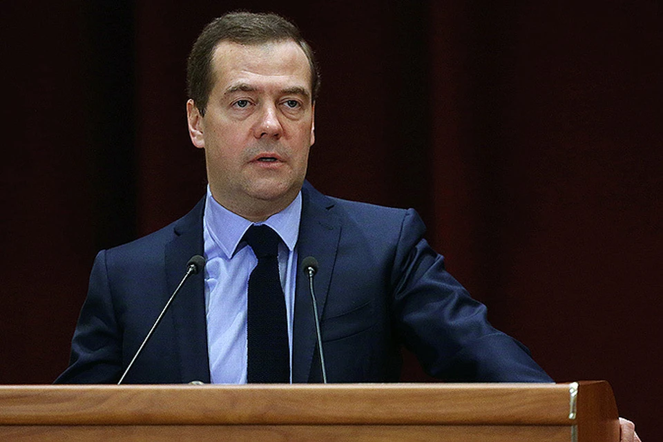 Медведев выступает на сцене. Политика рф 2016