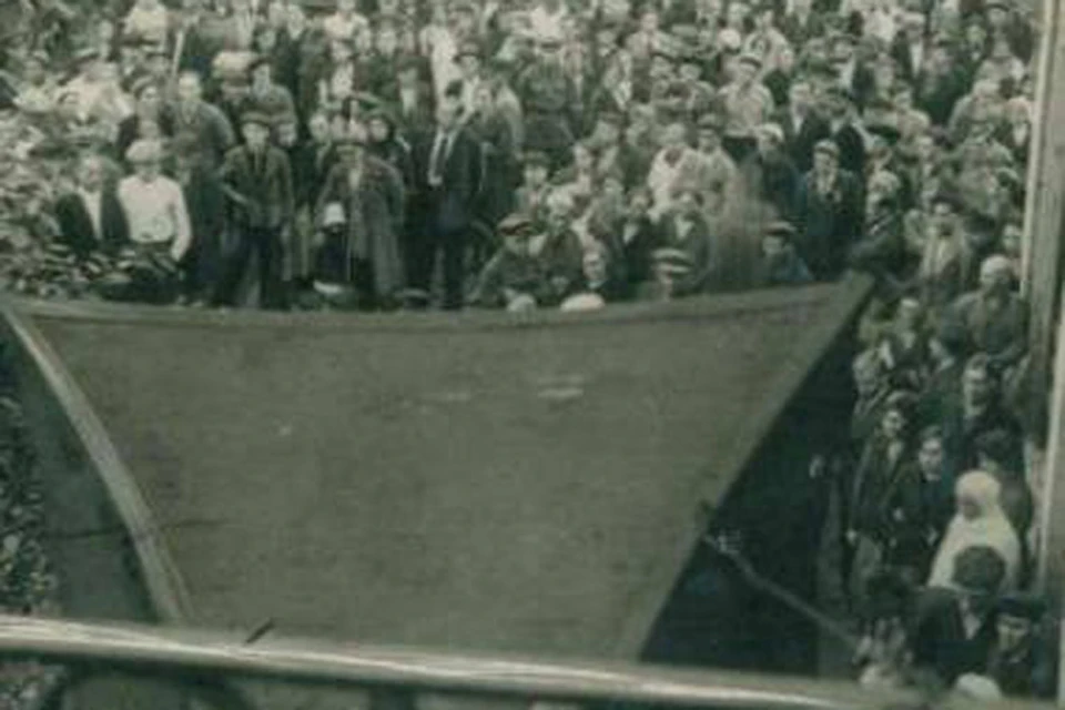 Иркутяне слушают речь Молотова. 1941 год. Фото из архивов музея истории города Иркутска.