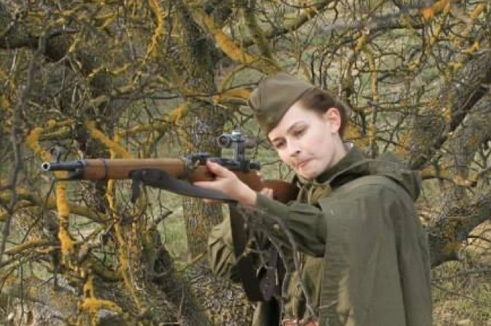 Людмила Павличенко (Юлия Пересильд) стреляет без промаха.