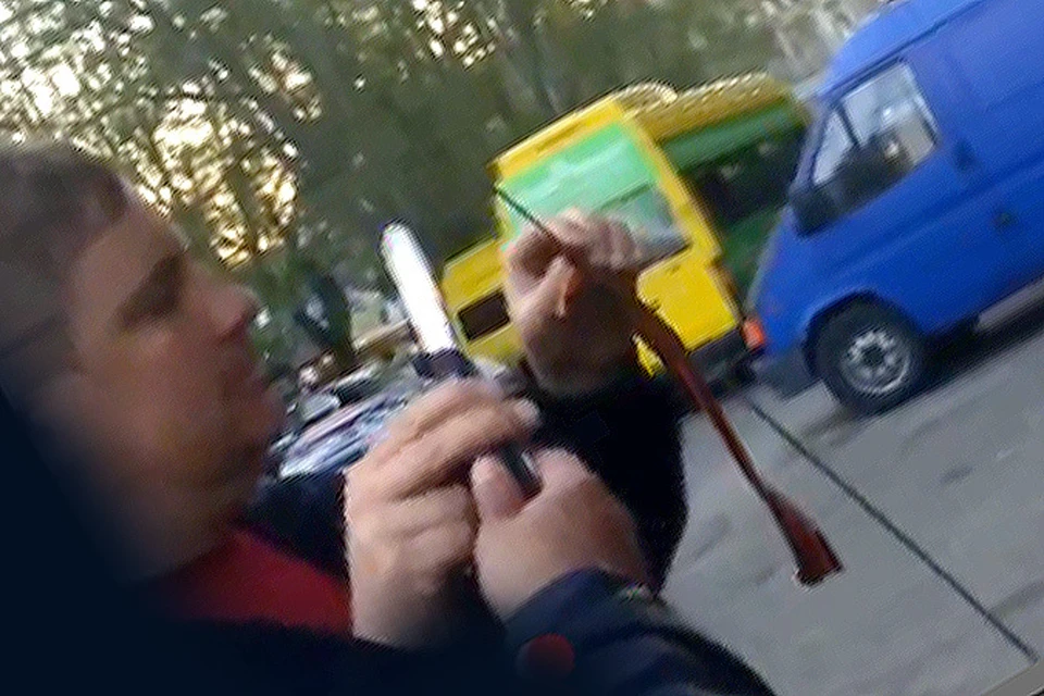Незадачливому российскому байкеру вручили нож и он сам срезал ленточку с антенны. Фото: YOUTUBE TV GEORGIA