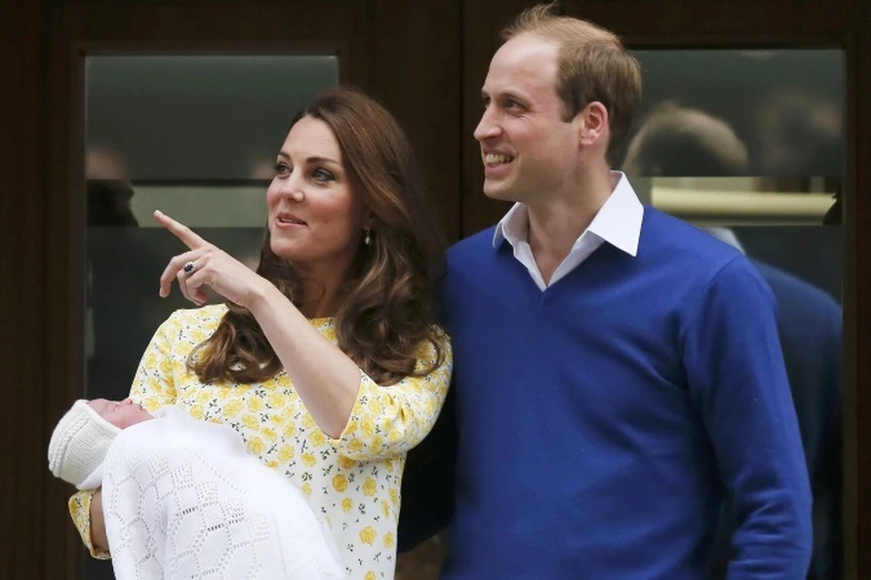 Через несколько часов после родов герцогиня Кембриджские вышла на публику с новорожденной девочкой на руках.