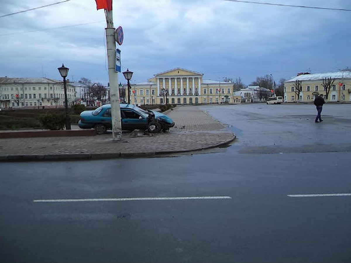 В центре Костромы пьяный водитель протаранил опору электроосвещения - KP.RU