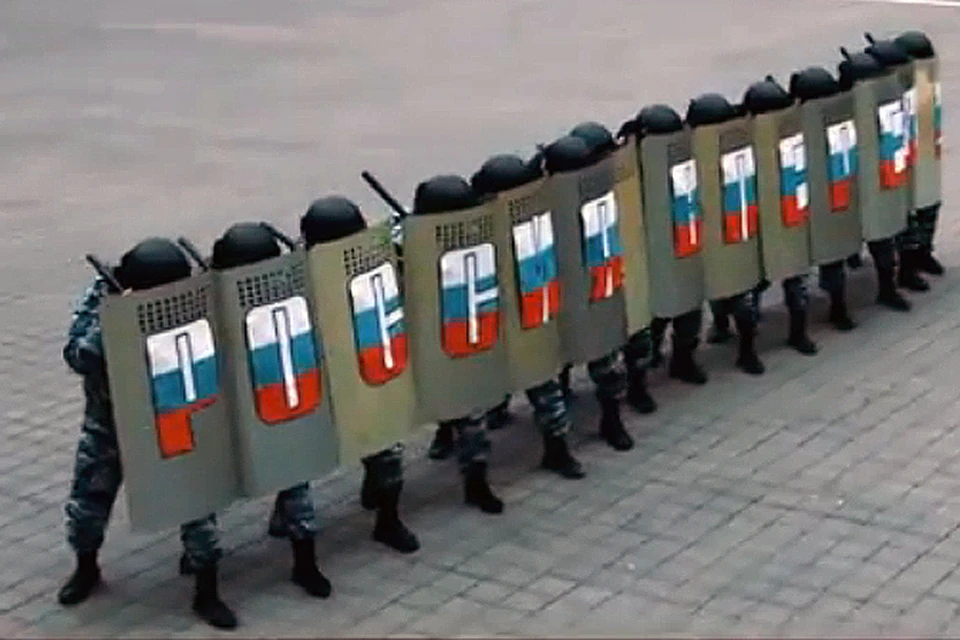 На щитах строя бойцов ОМОН написано: "Россия, вперед!". Фото: YOUTUBE