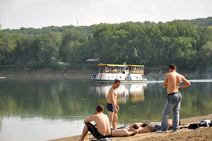 На теплом песке у Днестра отдыхается почти как на Гаити.