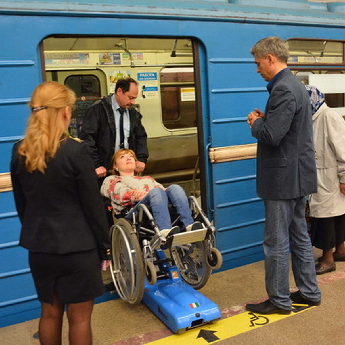 Новосибирским инвалидам попасть в метро поможет «ступенькоход» - KP.RU