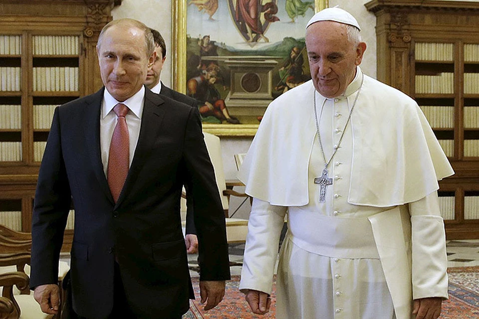 В сопровождении встречавших его во дворе Сан Домазо Апостольского дворца джентльменов папского двора Путин прошел к входу в личную папскую библиотеку, где президента встретил папа Франциск.