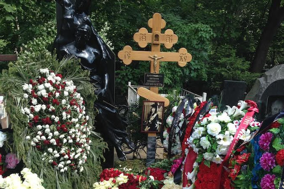 Утром 14 июня на могиле целительницы исчезли все траурные ленты, оставленные родными Джуны. Фото Юваш Саркисов