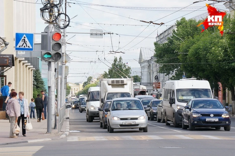Центром, разделяющим череду "умных светофоров" на две магистрали, является перекресток улиц Ленина и Свободы.