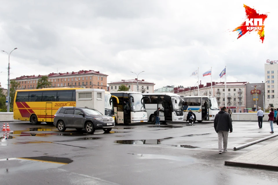 Если раскидать 500 рублей на весь автобус, то не страшно, а с одной машины дорогова-то выходит.