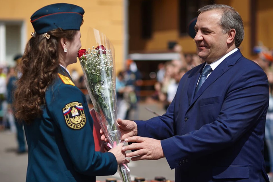 Выпускники, уже не курсанты, а лейтенанты, в последний раз стояли на ее плацу. Сегодня они получили дипломы