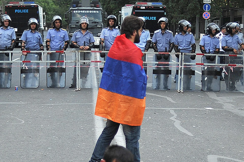 Который день в блогах и СМИ - недоумение и недовольство по поводу Майдана в Армении. Досада: неужели армяне не видят?