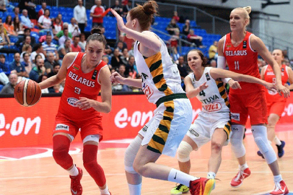Татьяна Лихтарович бежит к медалям. Фото: fiba.com
