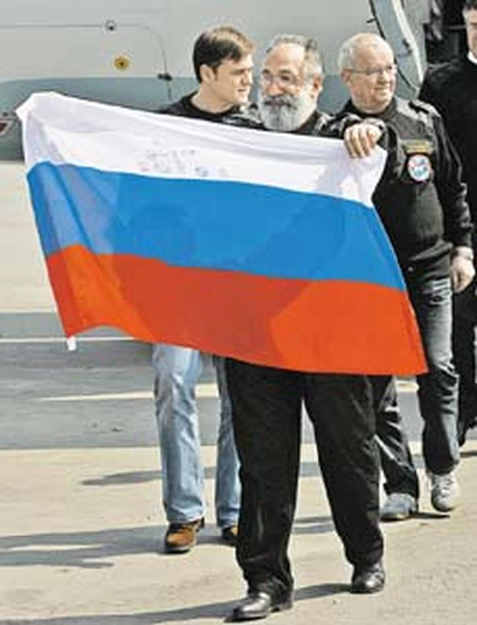Экипаж № 1 - Владимир Груздев, Артур Чилингаров и Анатолий Сагалевич (слева направо): «С этим флагом мы спускались на дно океана».
