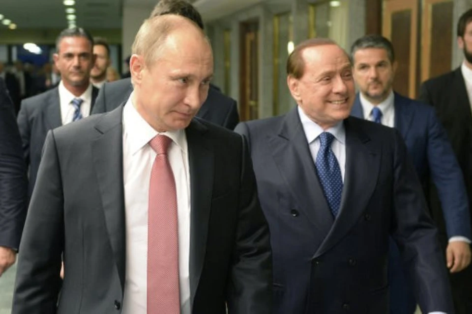 Президент РФ Владимир Путин (слева) и бывший премьер-министр Италии Сильвио Берлускони