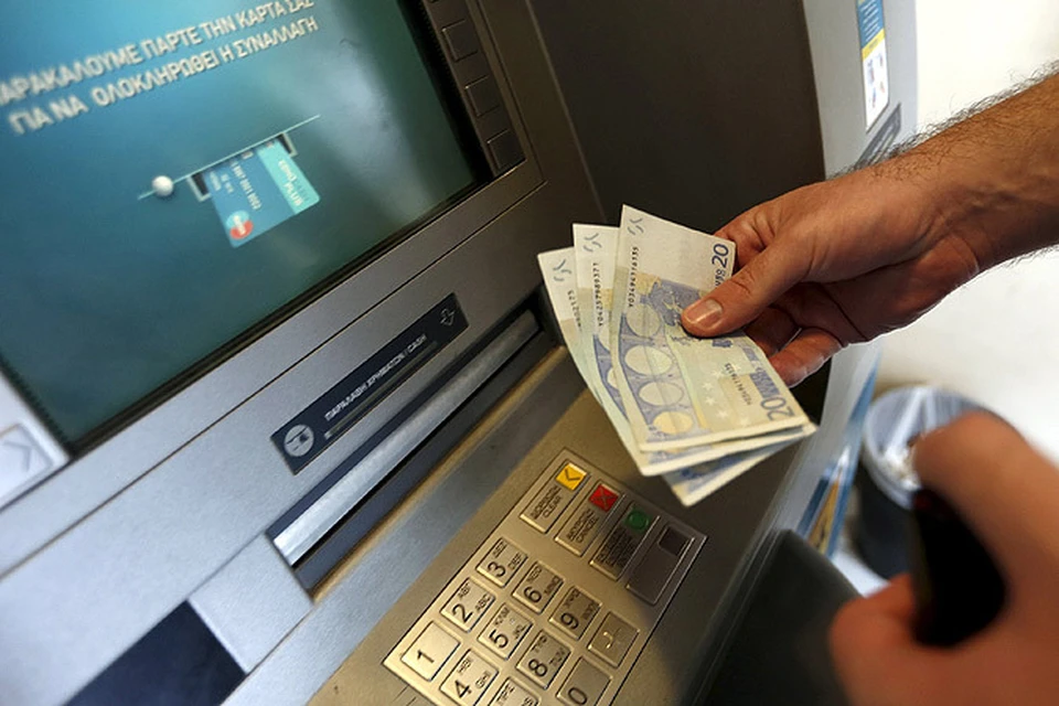 В Греции введен лимит для снятия наличных в банкоматах