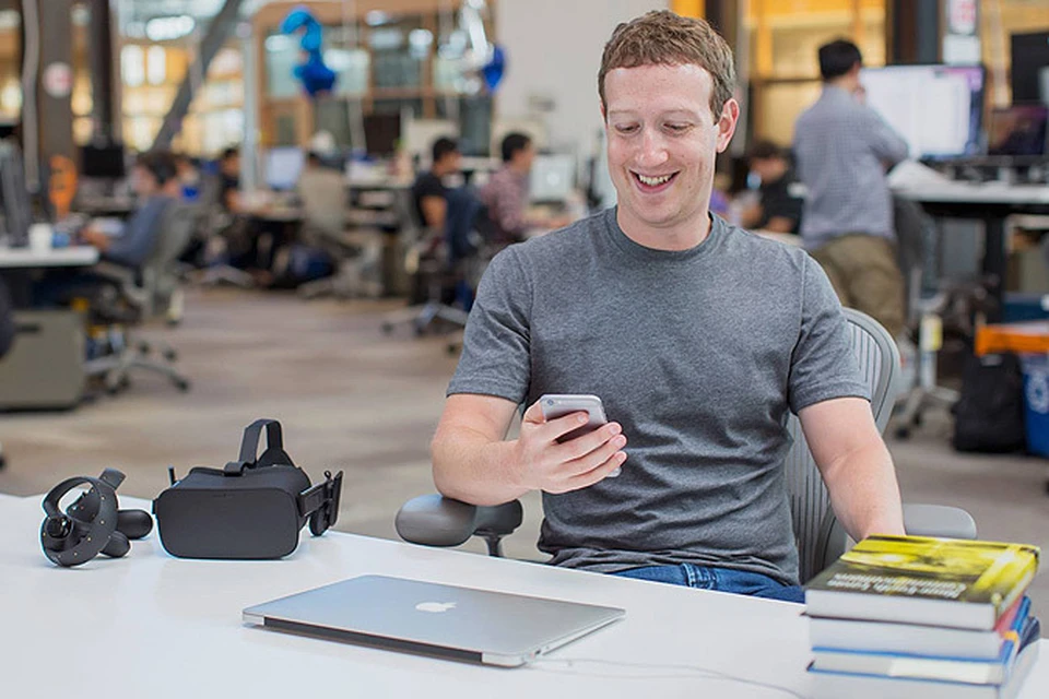 Онлайн-конференция Марка Цукерберга прошла, естественно, в фейсбуке. Длилась она не очень долго — Марк успел ответить всего на пару десятков из сотен вопросов. ФОТО: Фейсбук Марка Цукерберга