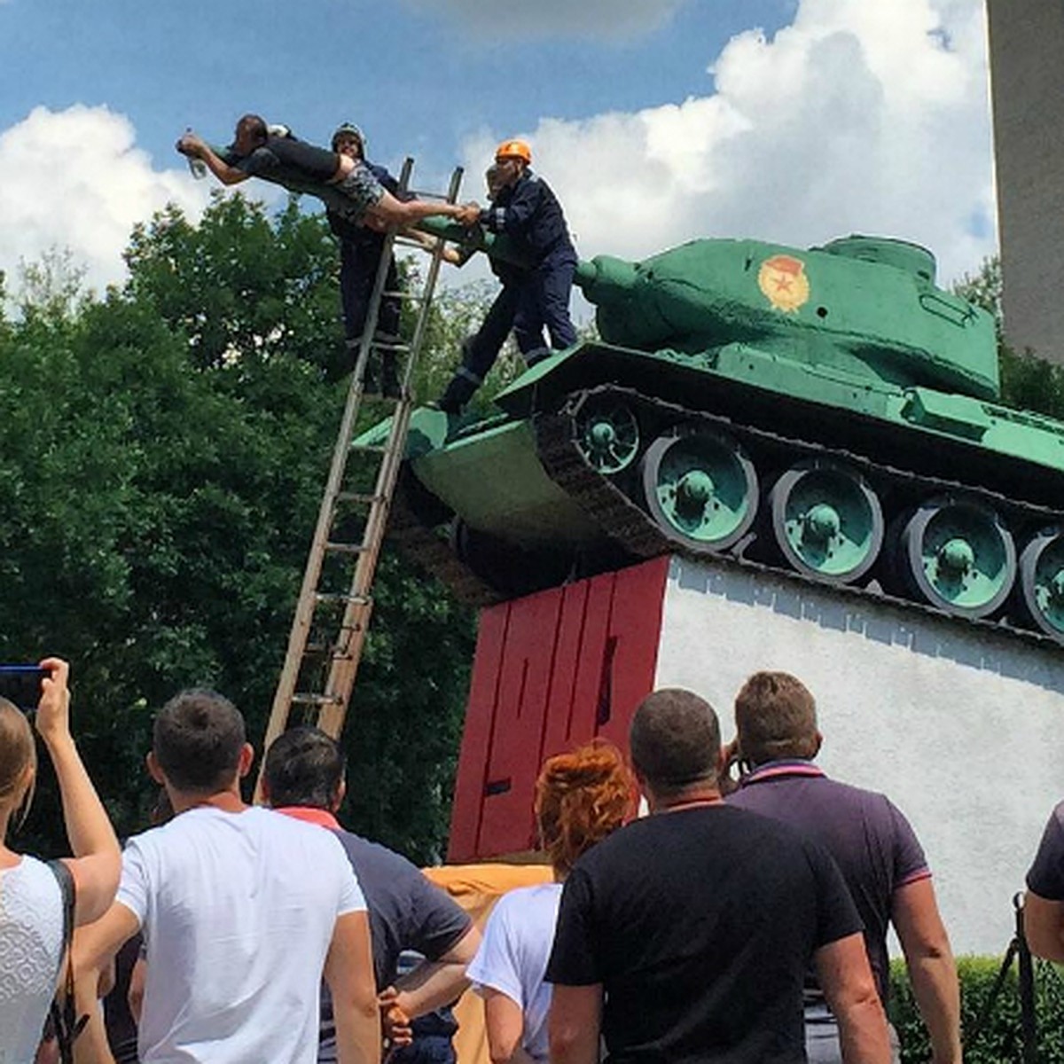 Полиция задержала мужчину, грозившего повеситься на дуле танка-памятника в  Ростове-на-Дону - KP.RU