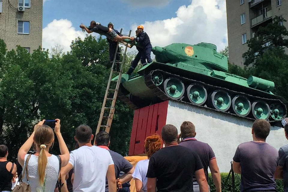 Спасатели с трудом сняли с танка дебошира. Фото: Инстаграм, пользователь Юрий Бигулко.