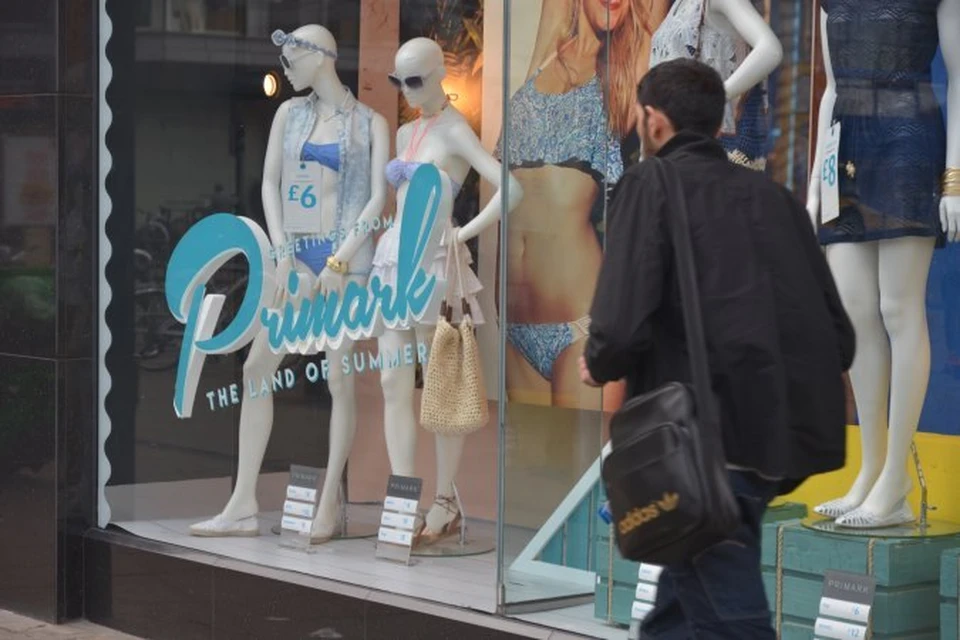 Несколько вооруженных людей ворвались в магазин одежды Primark, расположенный неподалеку от Парижа