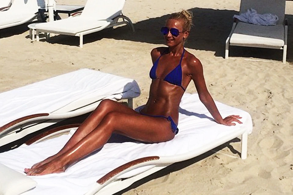 А вот Ольгу Бузову обвинили в пропаганде нездорового загара после того, как она опубликовала свои снимки с отдыха на пляже  на своей страничке в соцсети. Фото: Instagram
