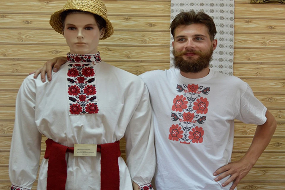 Парень из Малориты вышивает на футболках старинные орнаменты. Фото: из личного архива.