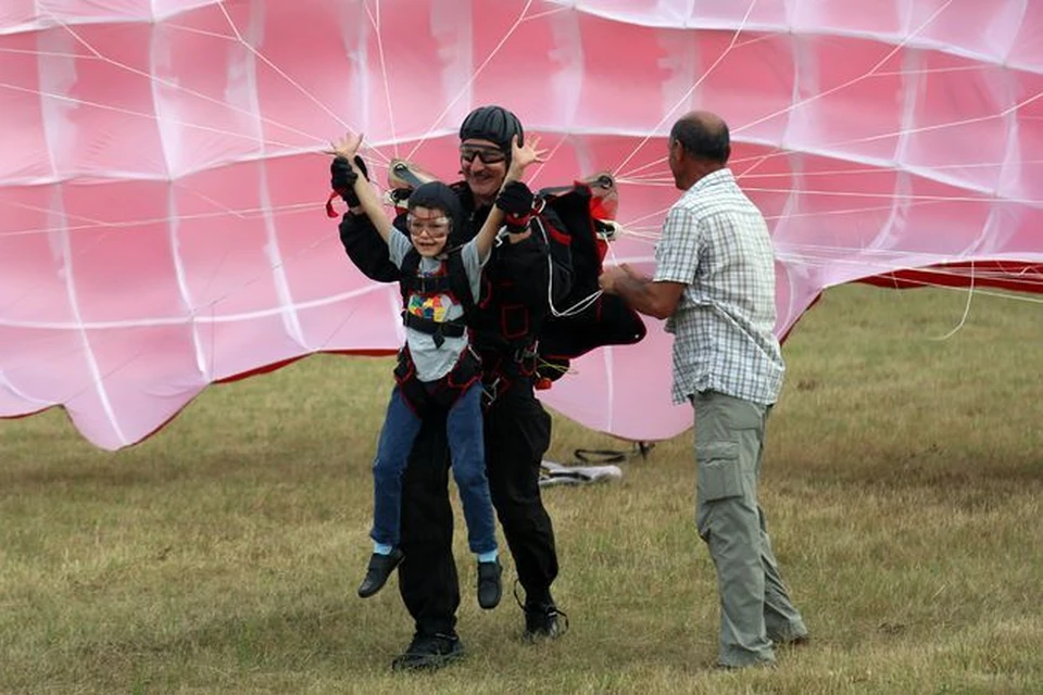 Средний сын Юнус-Бека Евкурова прыгнул с парашютом. Фото: пресс-служба главы РИ.