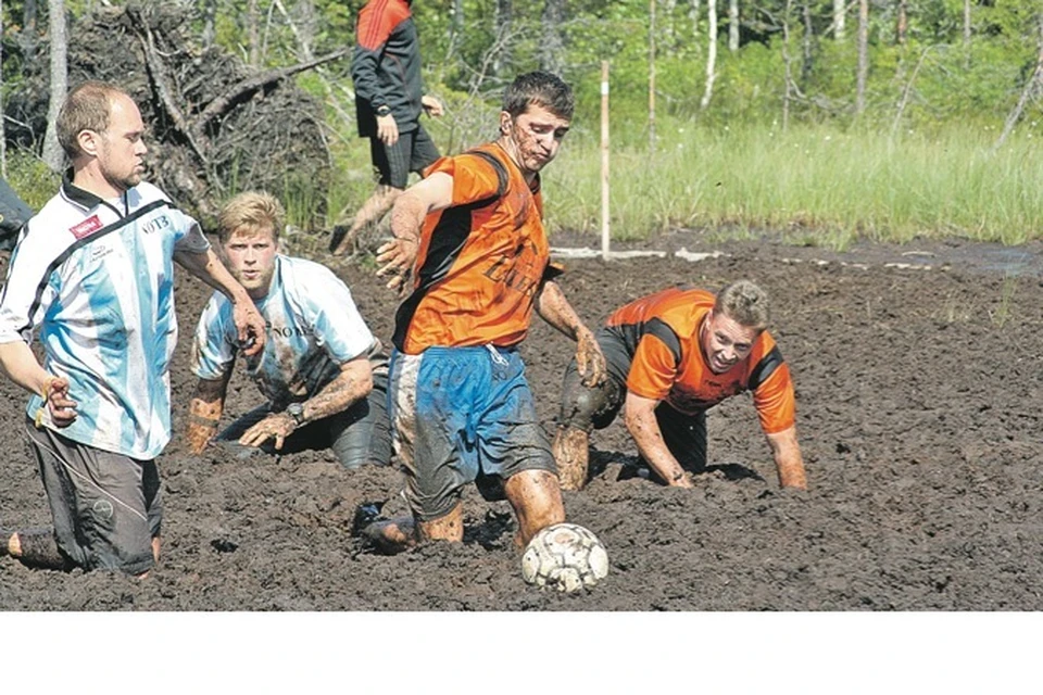 Питерские футболисты (в оранжевом) не ударили в грязь лицом.