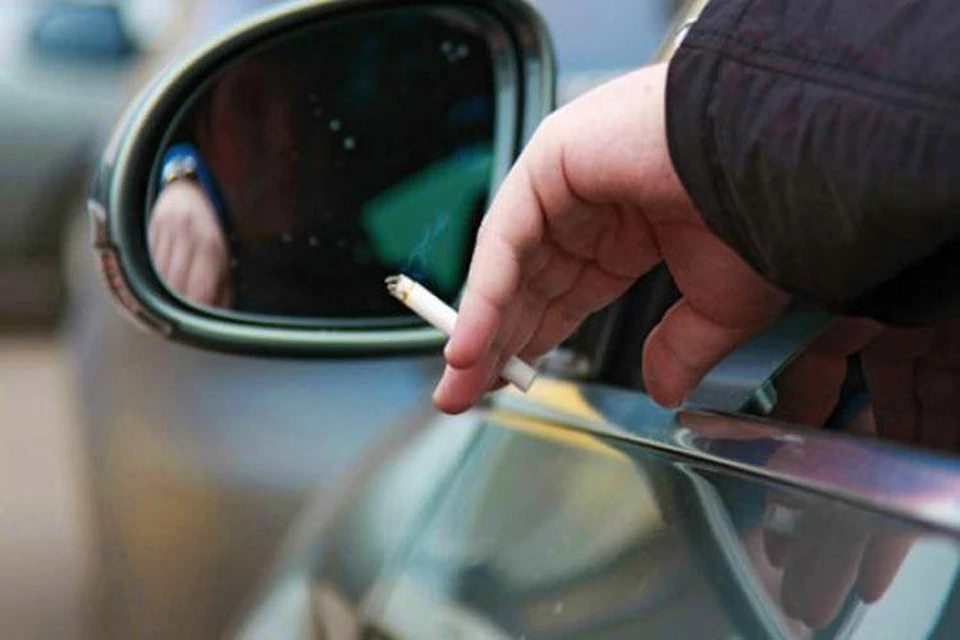 В Госдуме предложили штрафовать водителей за выброшенные из машин окурки