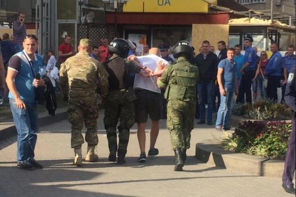 Милиция арестовала польского фаната, который сжег украинский флаг на площади. Фото:@AndreyBasevich/ Тwitter.