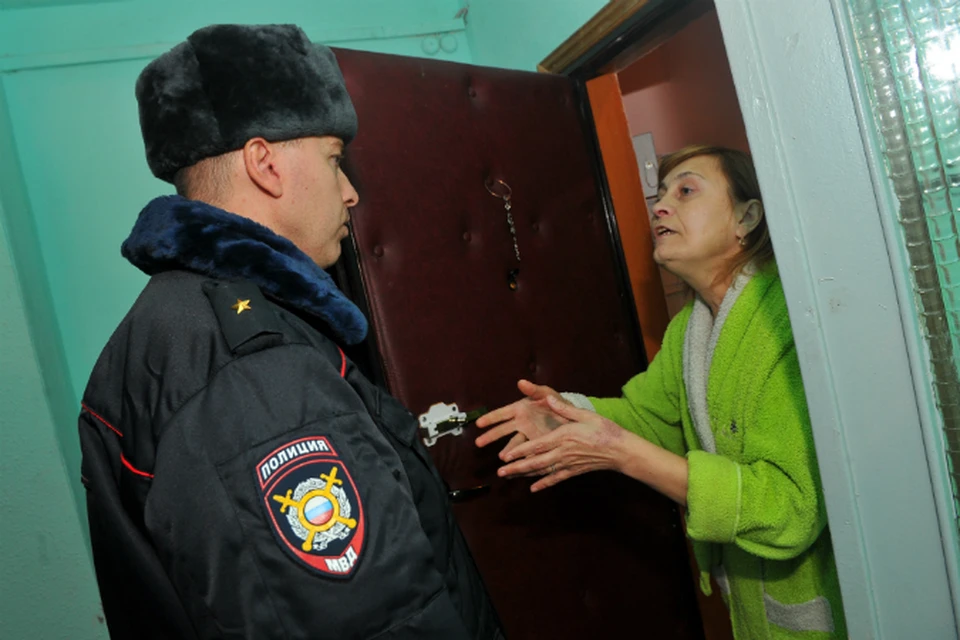 Измученная бессонницей женщина буквально умоляет полицейского навести порядок, но все, что он может, - взять у нее заявление и составить акт.