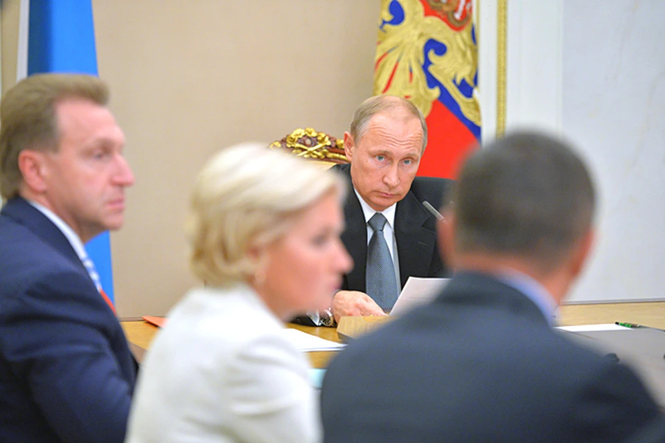 Владимир Путин попросил ответственных прояснить ситуацию с курсом рубля и ценами на нефть