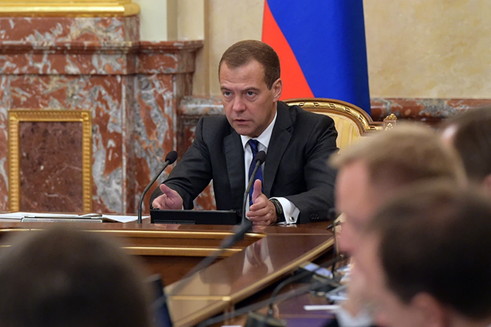 По словам Дмитрия Медведева, дефицит федерального бюджета в первой половине 2015 года составил порядка 800 млрд. рублей