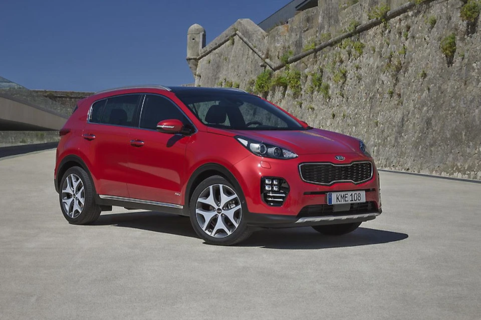 KIA Sportage расстался с прежним дизайном и получил массивный передок.