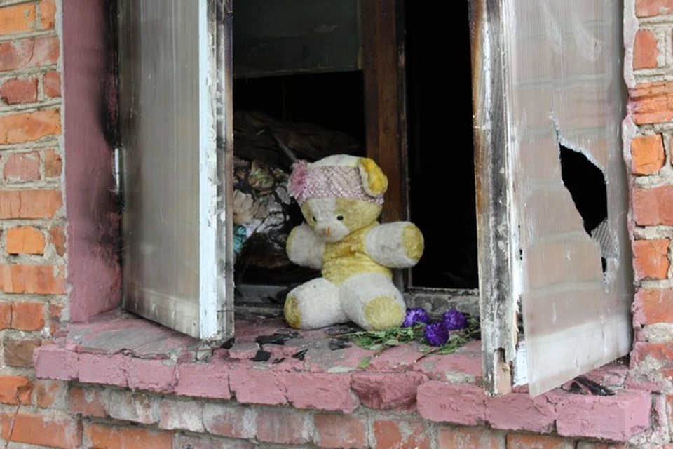 На окне в комнате, где нашли детей, лежит игрушка и цветы.