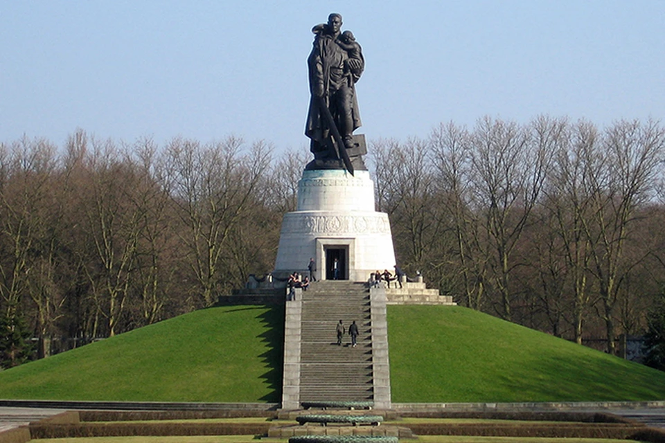 Автор сопроводила подписью фотографию статуи солдата-освободителя на воинском мемориале в Трептов-парке немецкой столицы: «В Германии этот мемориал иногда называют «могилой неизвестного насильника»