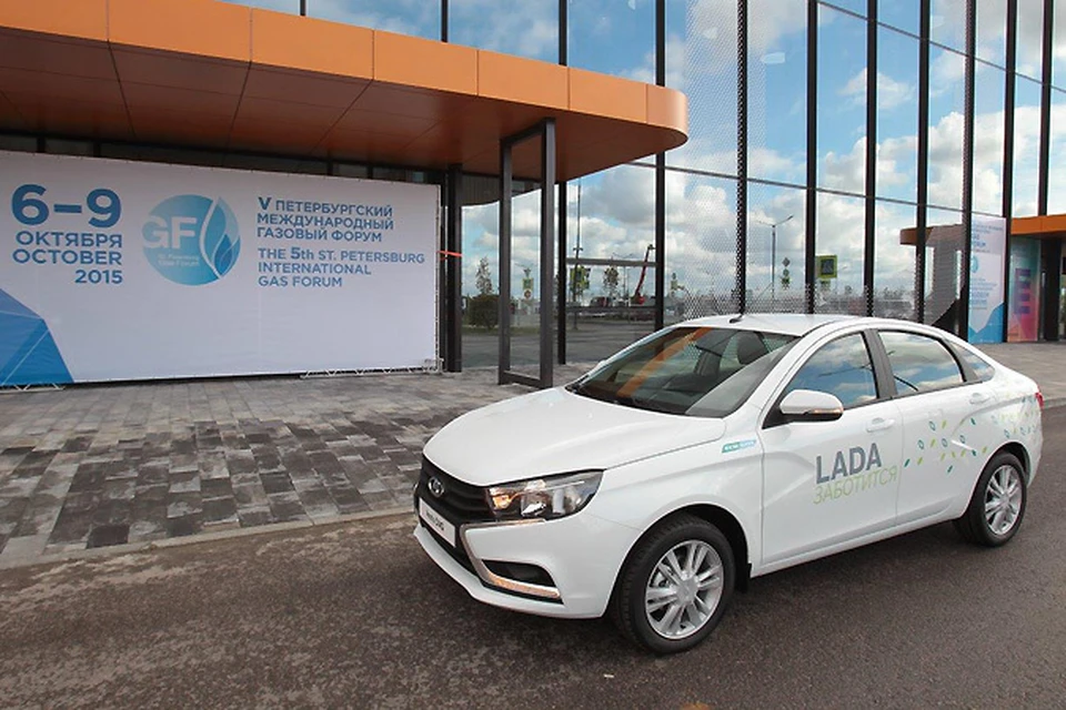 Lada Vesta CNG показали в Санкт-Петербурге во время Международного газового форума
