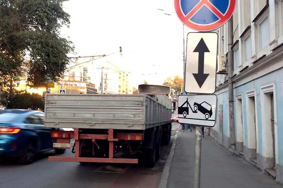 А этот решил припарковаться прямо на велодорожке.