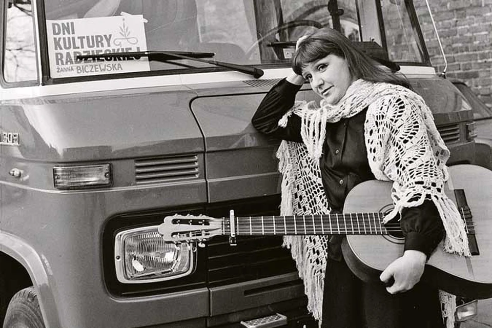 Певица на гастролях в Польше. Артистке предоставляли специальный автобус. 1983 год.